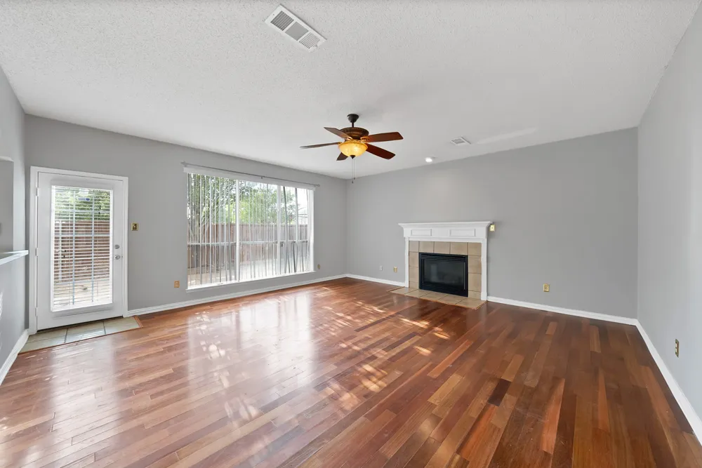 745 Woodridge Drive DeSoto, TX 75115