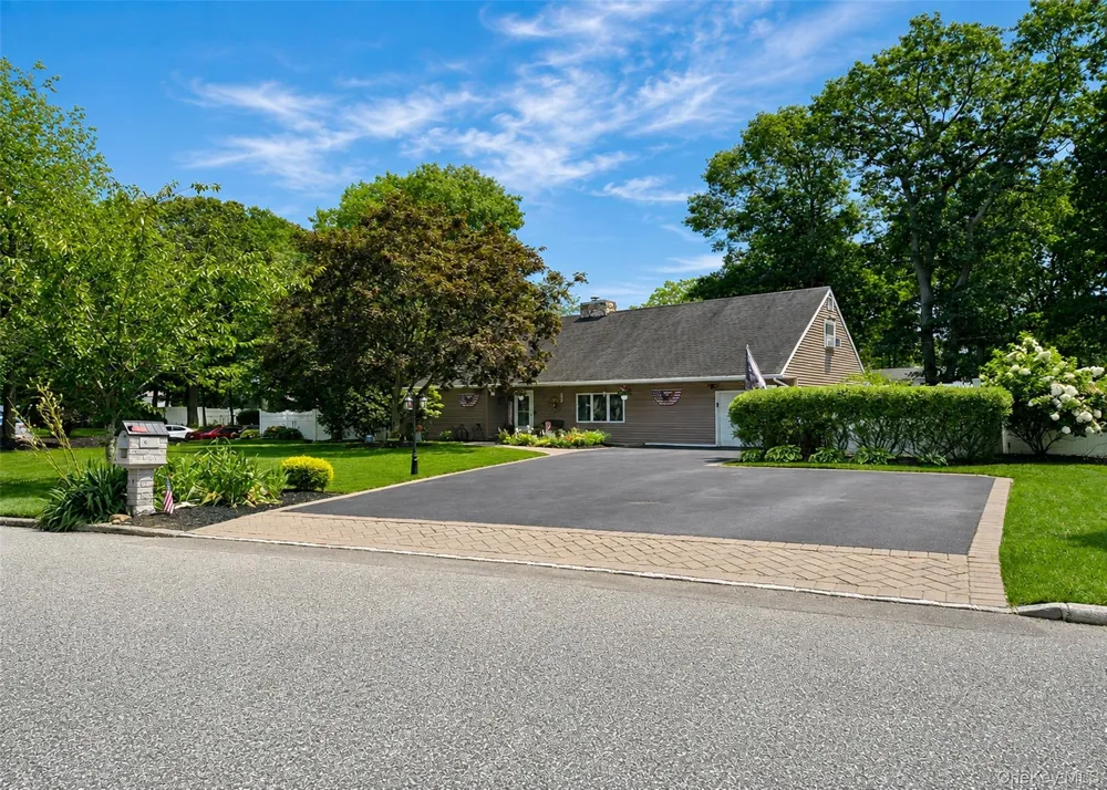 4 Halfcircle Drive Holbrook, NY 11741