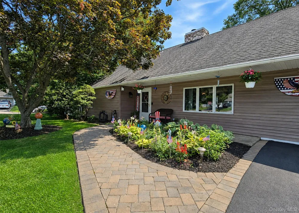 4 Halfcircle Drive Holbrook, NY 11741