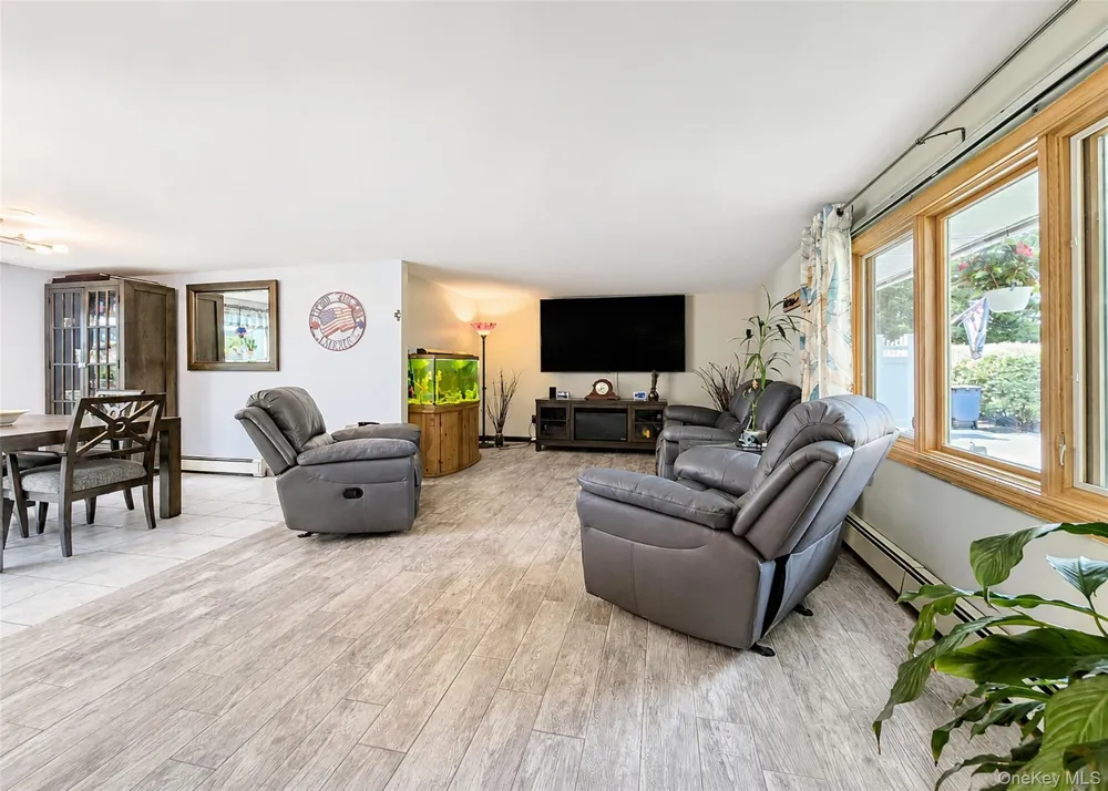 4 Halfcircle Drive Holbrook, NY 11741