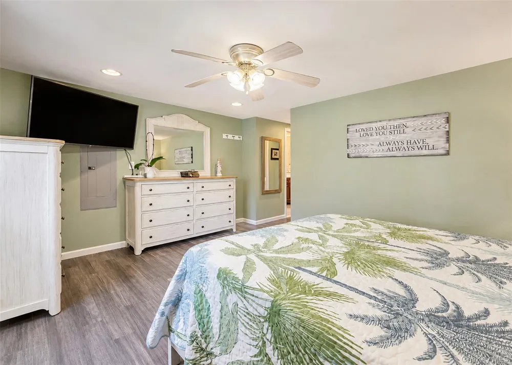 4 Halfcircle Drive Holbrook, NY 11741