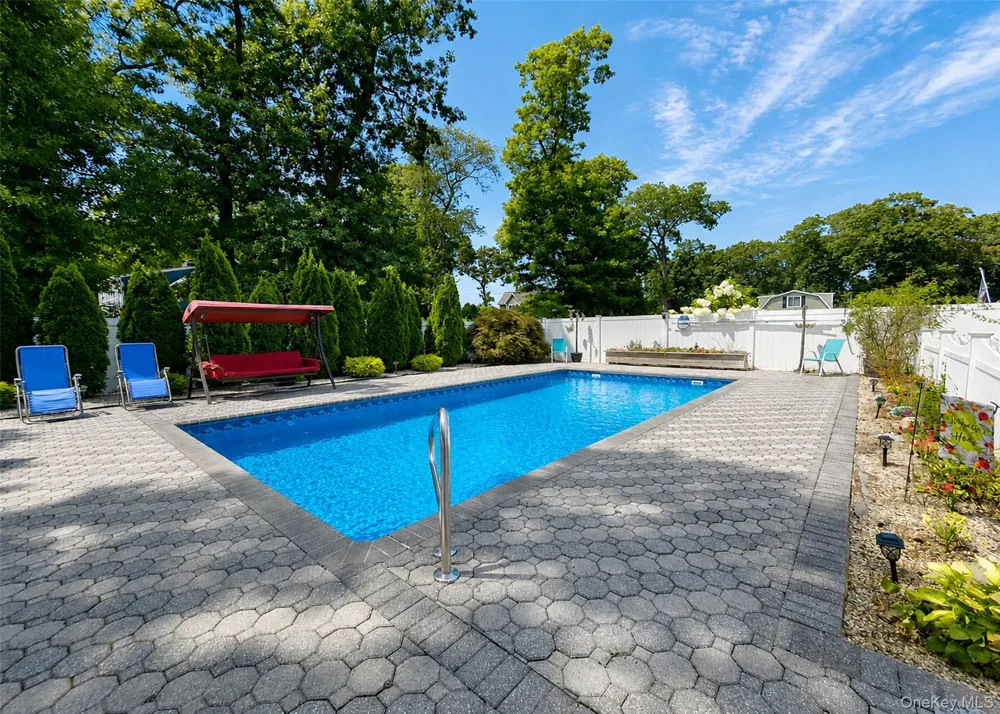 4 Halfcircle Drive Holbrook, NY 11741
