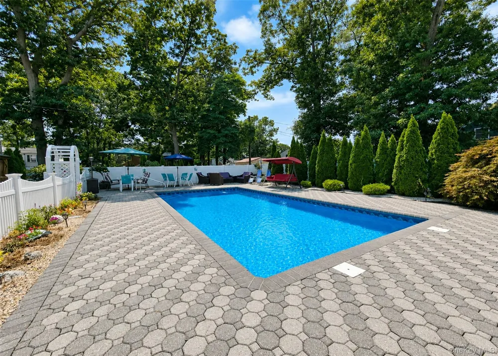 4 Halfcircle Drive Holbrook, NY 11741