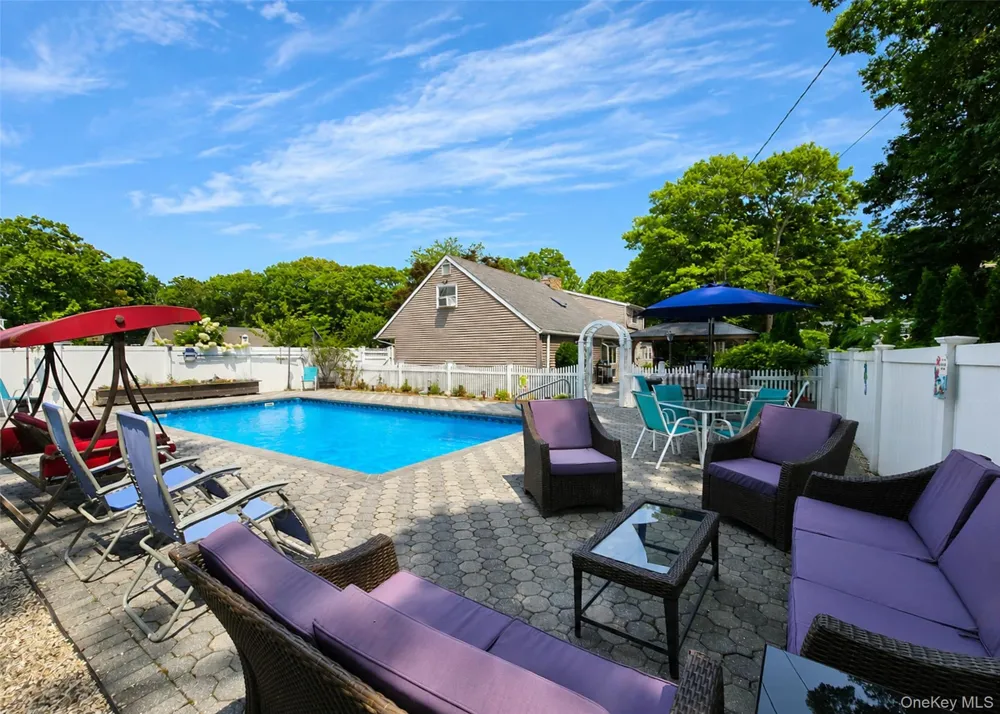 4 Halfcircle Drive Holbrook, NY 11741