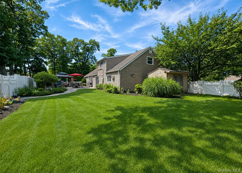 4 Halfcircle Drive Holbrook, NY 11741