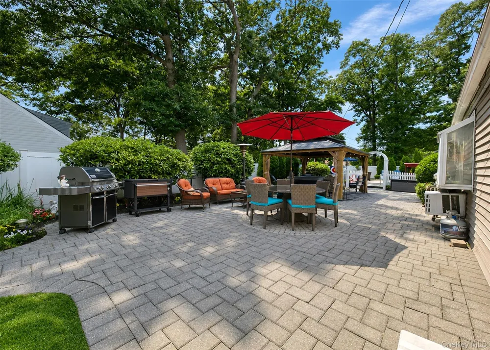 4 Halfcircle Drive Holbrook, NY 11741