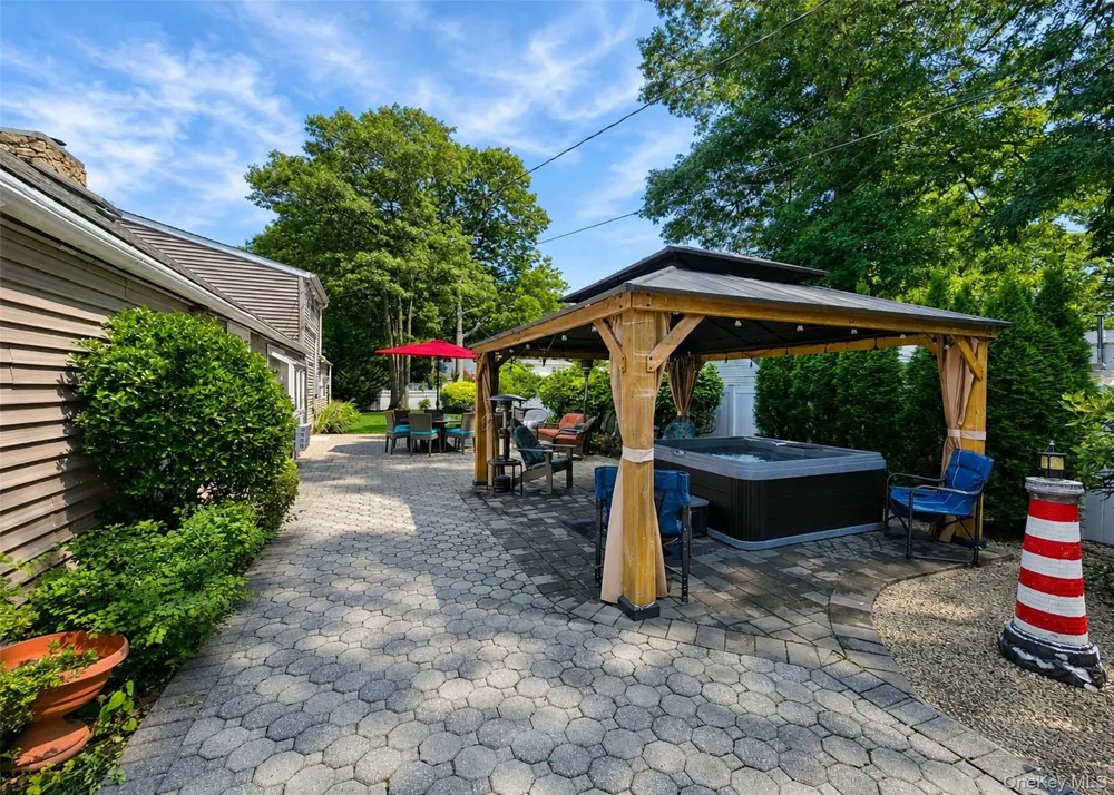 4 Halfcircle Drive Holbrook, NY 11741