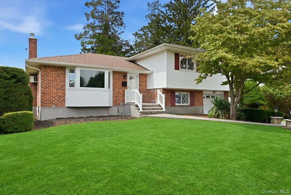 90 Grohmans Lane Plainview, NY 11803