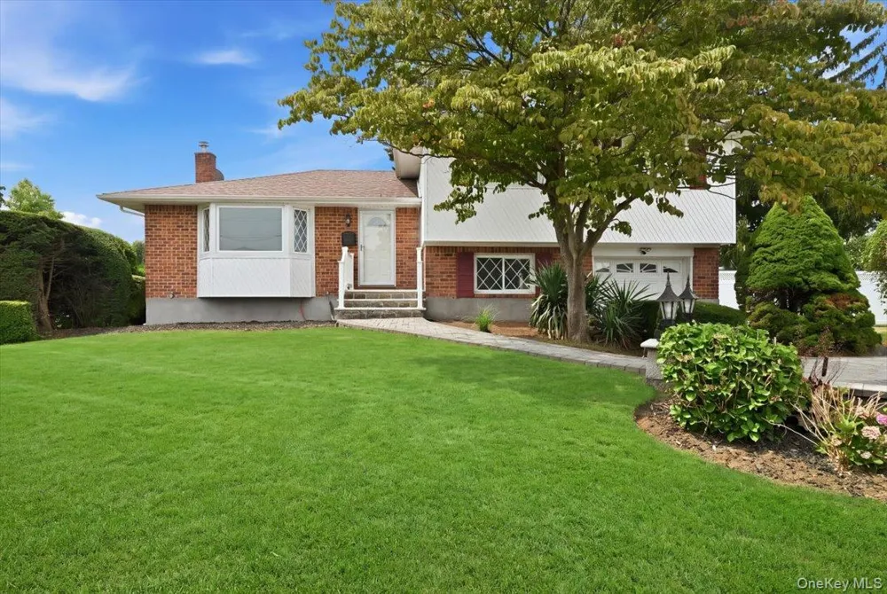 90 Grohmans Lane Plainview, NY 11803