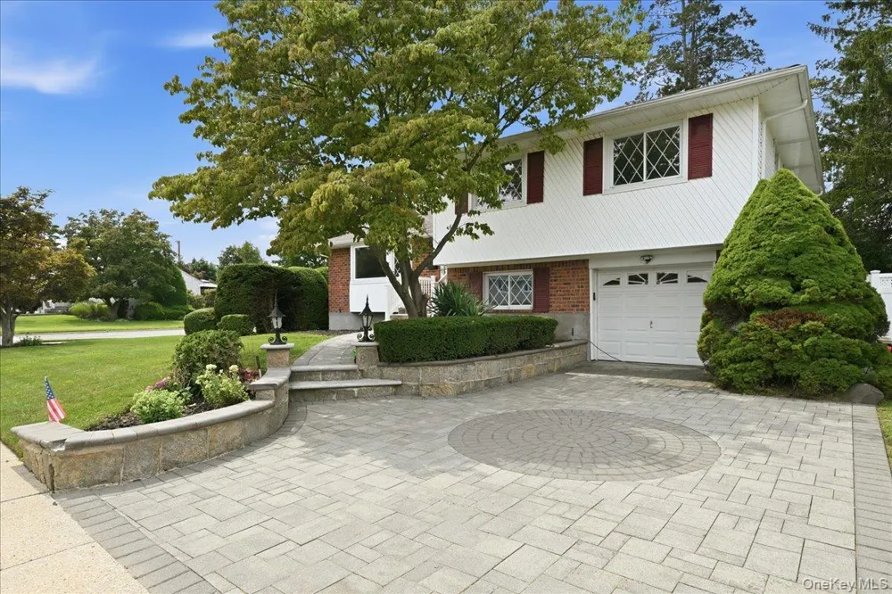 90 Grohmans Lane Plainview, NY 11803