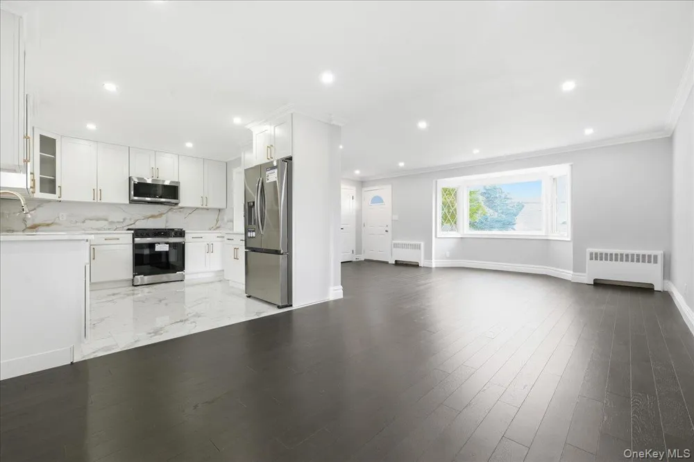 90 Grohmans Lane Plainview, NY 11803