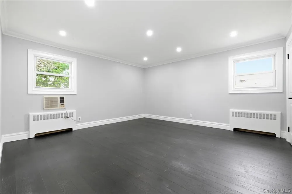90 Grohmans Lane Plainview, NY 11803