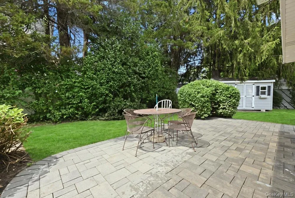 90 Grohmans Lane Plainview, NY 11803
