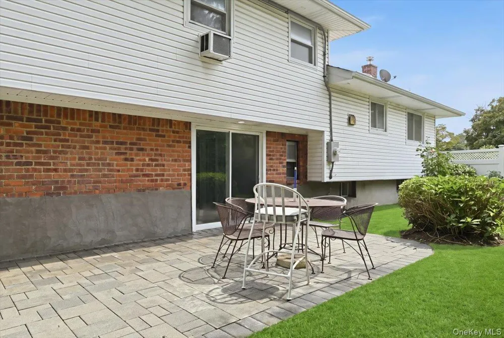 90 Grohmans Lane Plainview, NY 11803