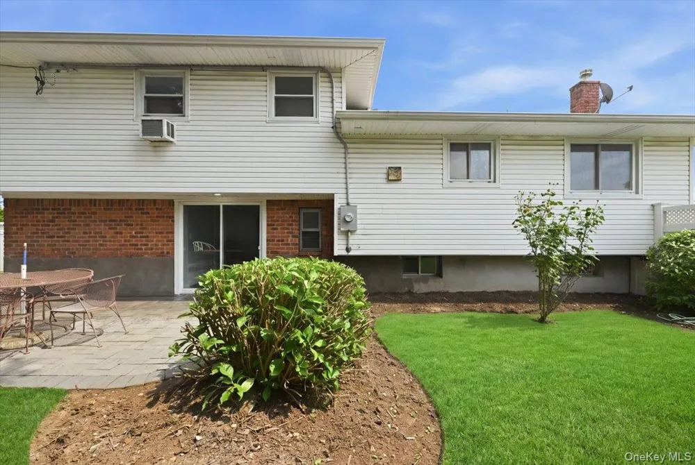 90 Grohmans Lane Plainview, NY 11803