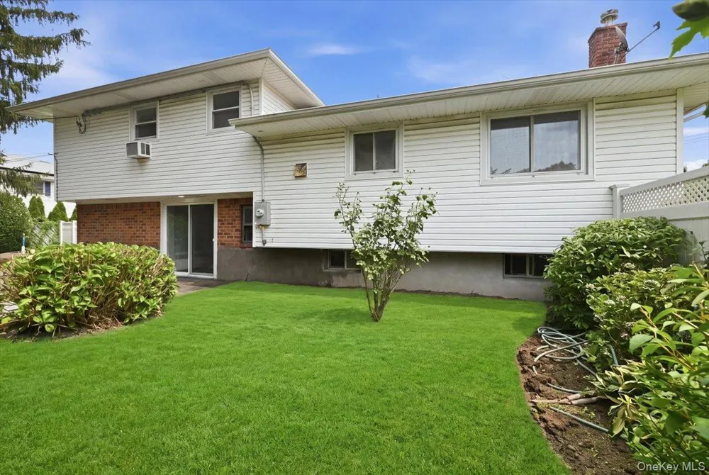 90 Grohmans Lane Plainview, NY 11803