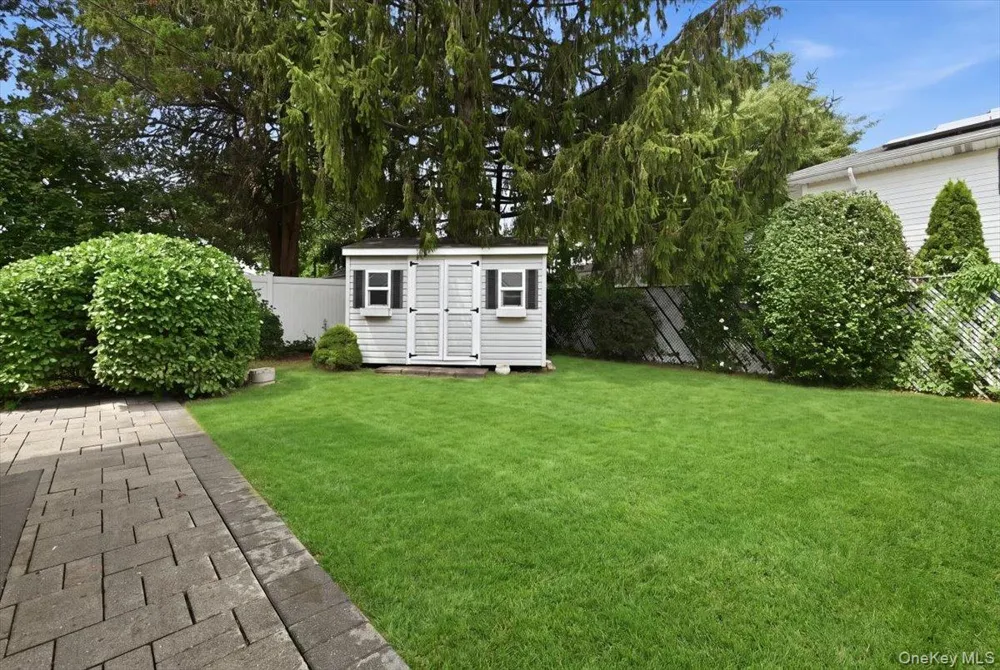 90 Grohmans Lane Plainview, NY 11803
