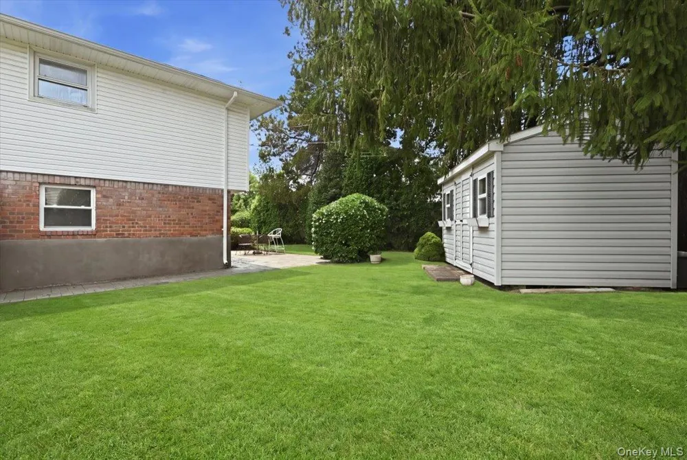 90 Grohmans Lane Plainview, NY 11803