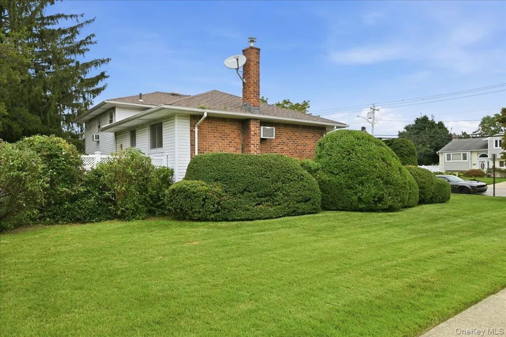 90 Grohmans Lane Plainview, NY 11803