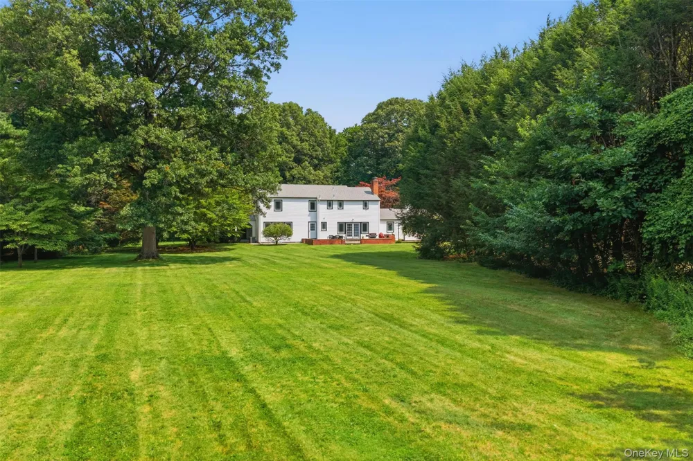 897 Ripley Lane Muttontown, NY 11771