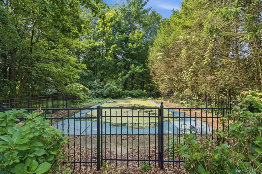 897 Ripley Lane Muttontown, NY 11771