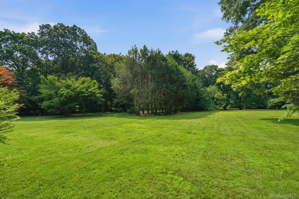 897 Ripley Lane Muttontown, NY 11771