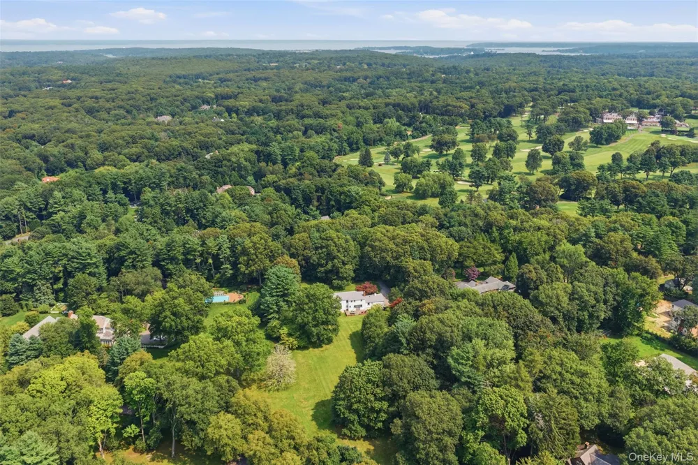 897 Ripley Lane Muttontown, NY 11771