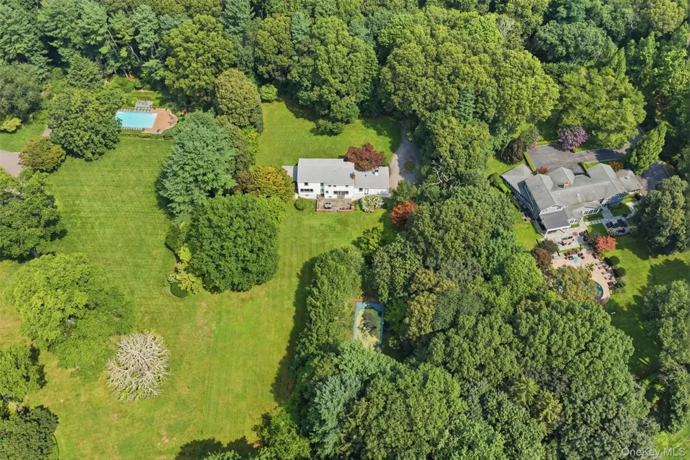 897 Ripley Lane Muttontown, NY 11771