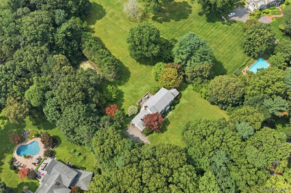 897 Ripley Lane Muttontown, NY 11771