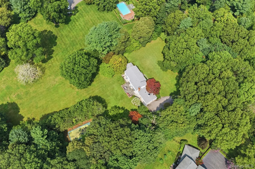 897 Ripley Lane Muttontown, NY 11771