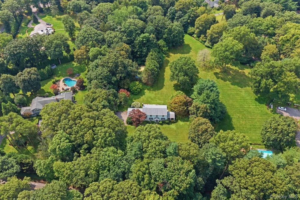 897 Ripley Lane Muttontown, NY 11771