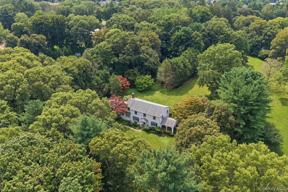 897 Ripley Lane Muttontown, NY 11771