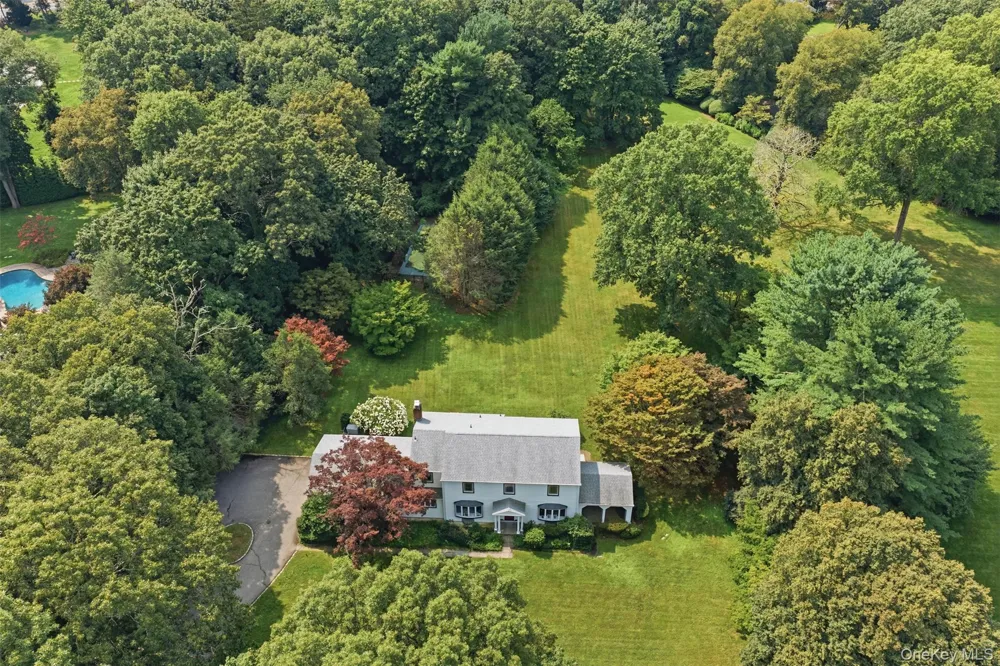 897 Ripley Lane Muttontown, NY 11771