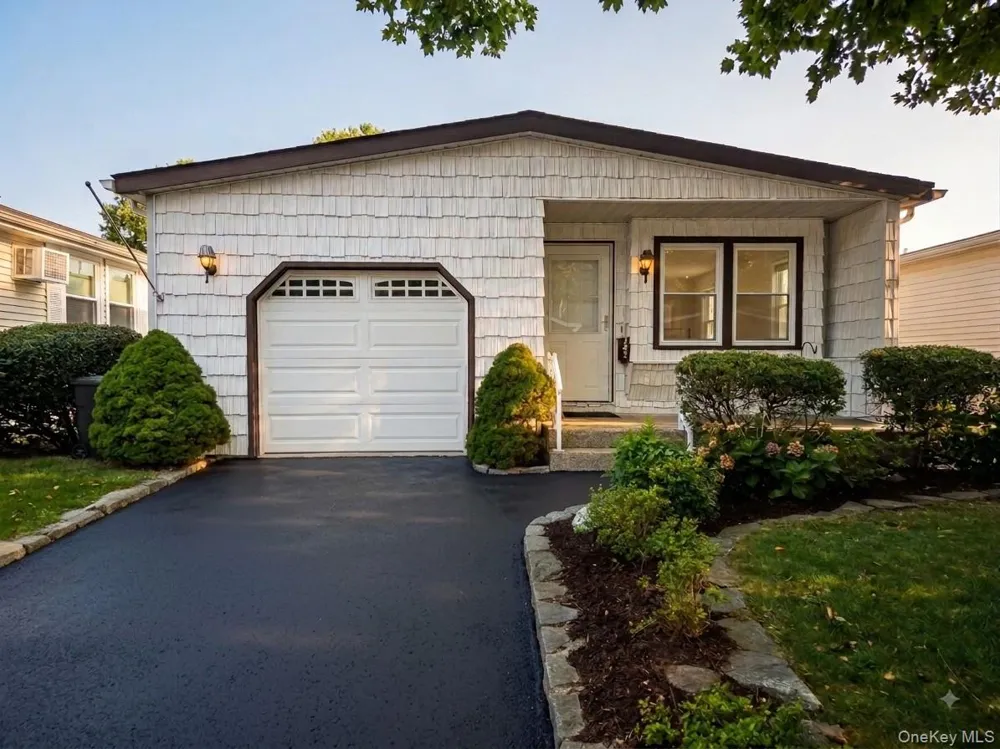 162 Village Circle W Manorville, NY 11949