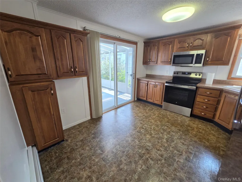 162 Village Circle W Manorville, NY 11949