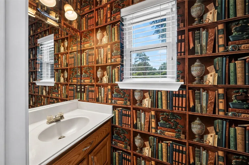 822 Sentinel Oaks Pinehurst, TX 77362