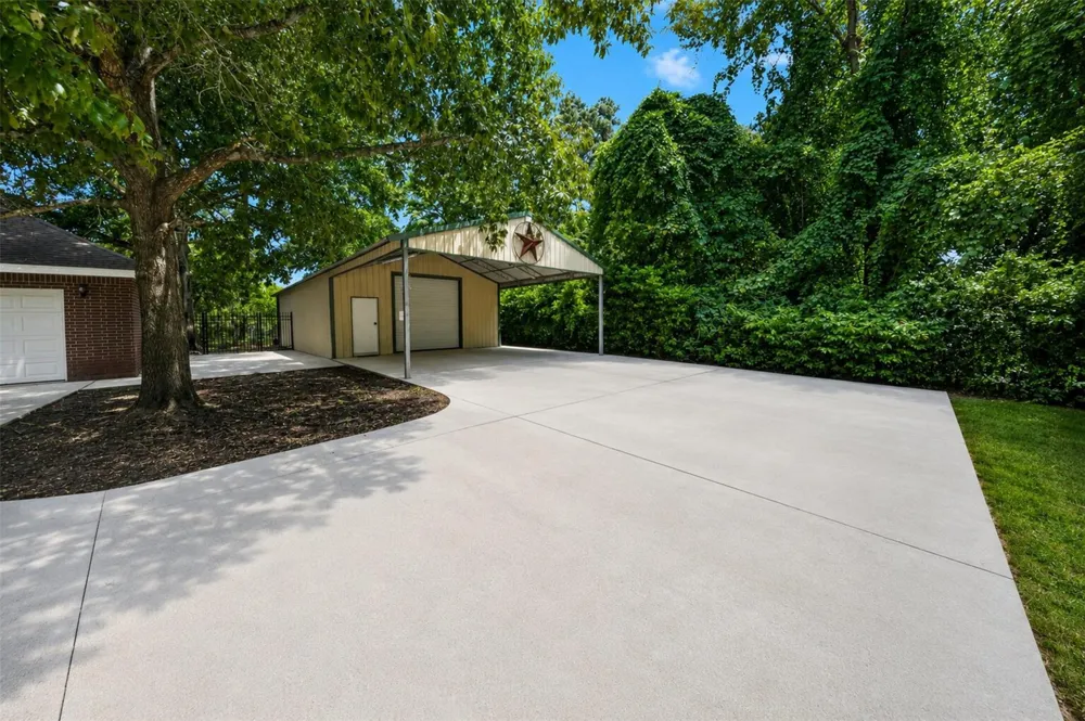 822 Sentinel Oaks Pinehurst, TX 77362
