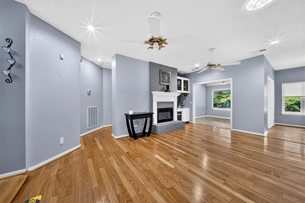 822 Sentinel Oaks Pinehurst, TX 77362