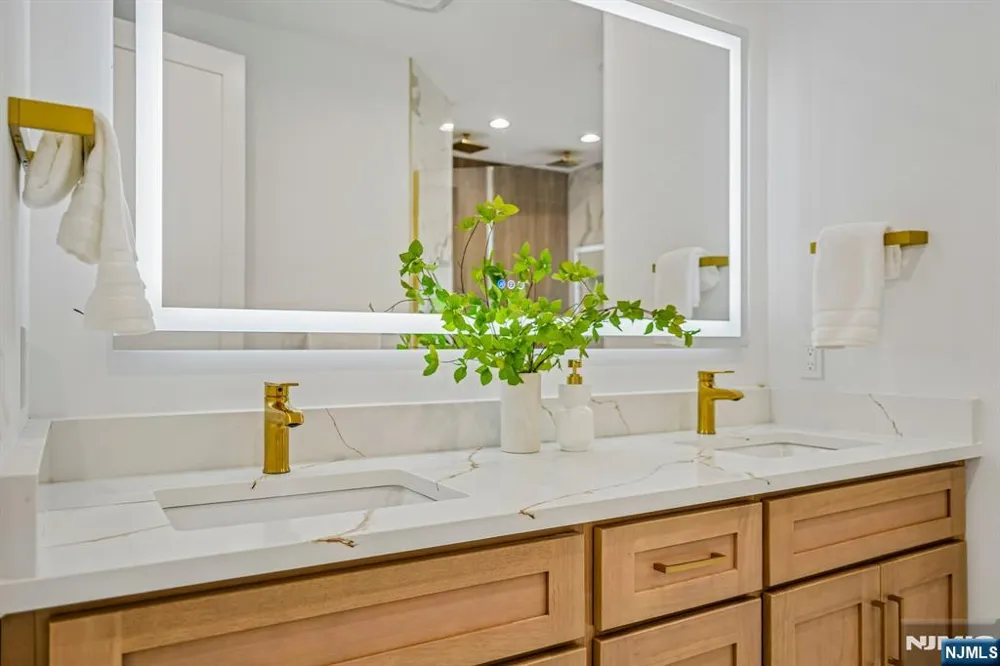 83 Falcon Road Livingston, NJ 07039