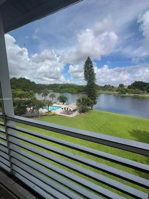 9440 Poinciana Pl #404 Davie, FL 33324