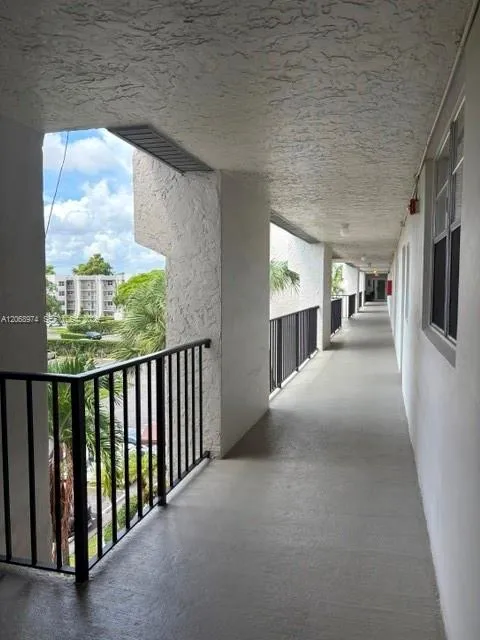 9440 Poinciana Pl #404 Davie, FL 33324