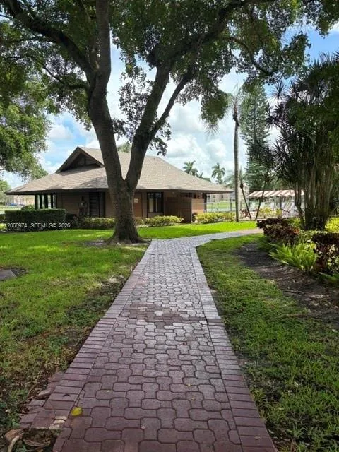 9440 Poinciana Pl #404 Davie, FL 33324