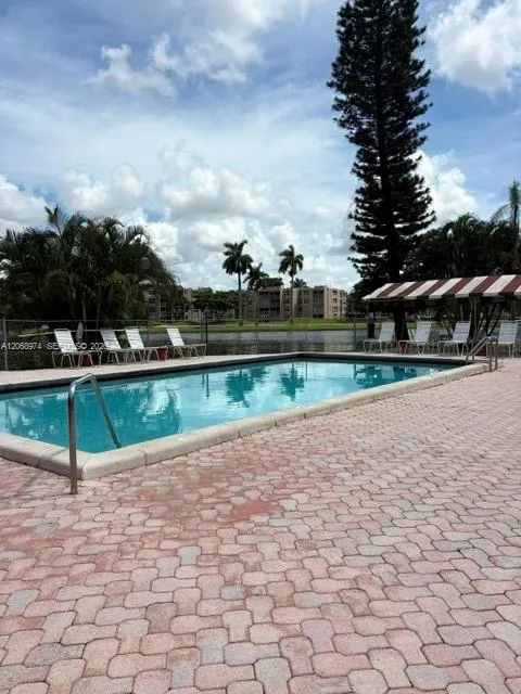 9440 Poinciana Pl #404 Davie, FL 33324
