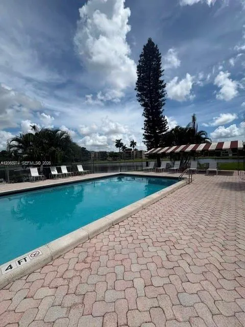 9440 Poinciana Pl #404 Davie, FL 33324