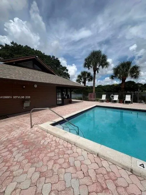 9440 Poinciana Pl #404 Davie, FL 33324