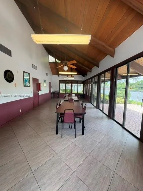 9440 Poinciana Pl #404 Davie, FL 33324
