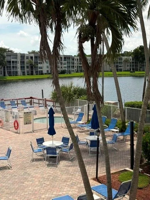 9440 Poinciana Pl #404 Davie, FL 33324