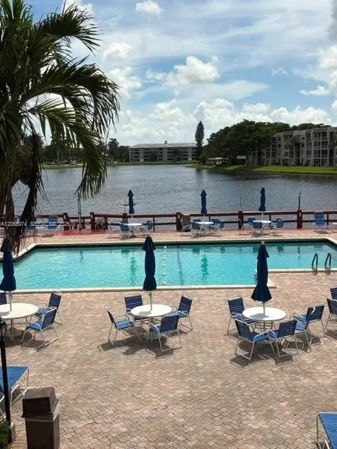 9440 Poinciana Pl #404 Davie, FL 33324