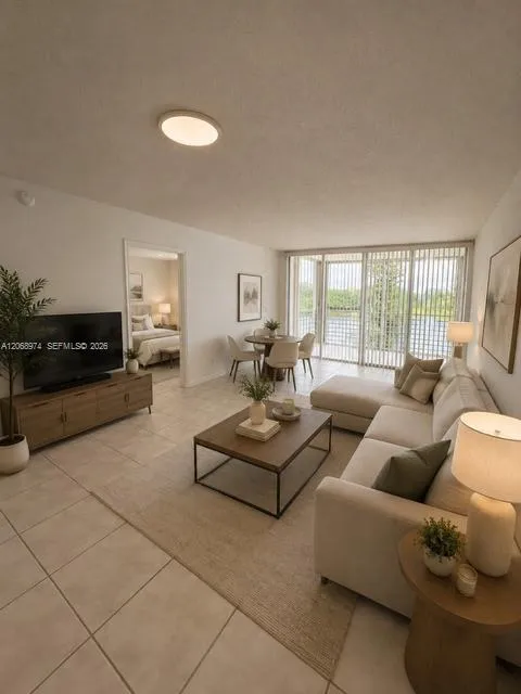 9440 Poinciana Pl #404 Davie, FL 33324
