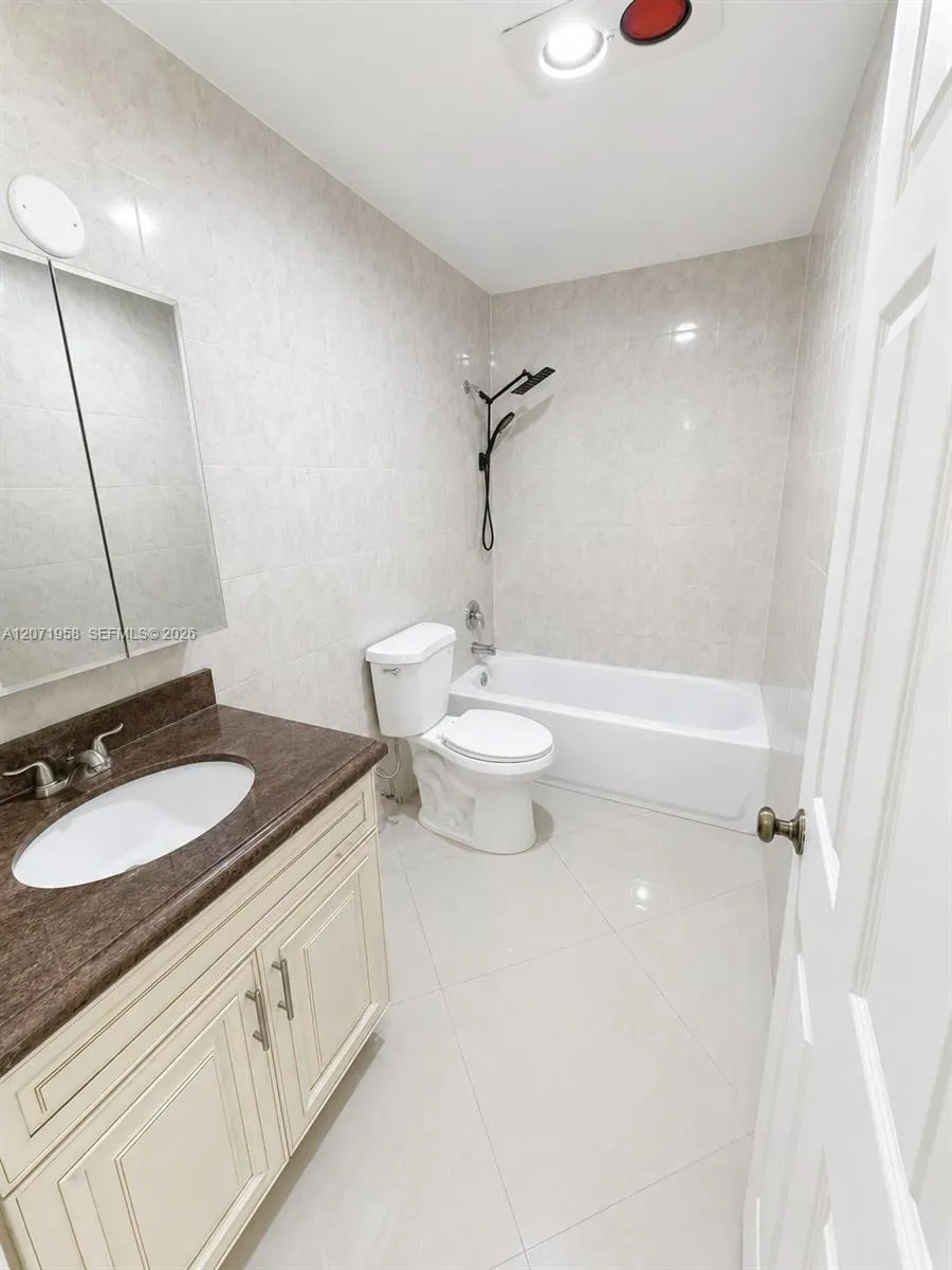 8142 Silver Palm Ct #17 Tamarac, FL 33321